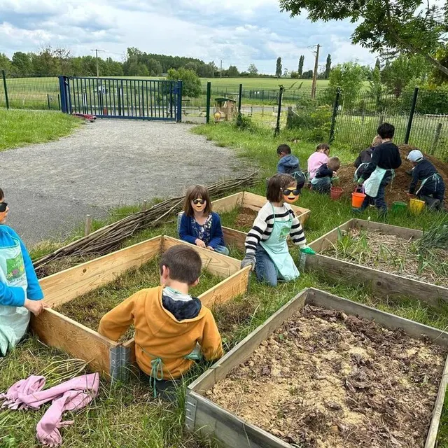 photo l’école saint-joseph sainte-marie de vallon-sur-gée pratique l’école du dehors.  ©  ecole saint-joseph sainte-marie
