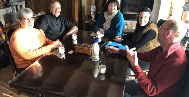 photo  mazé-milon, le 12 décembre 2024. pendant plus d’une heure, brigitte et serge crézé, fabienne koné, vanessa peltier et bruno marcq ont partagé avec enthousiasme leurs expériences avec etape, respectivement comme clients, directrice, chargée de mission et salarié.  &copy;  co - christophe ricci 