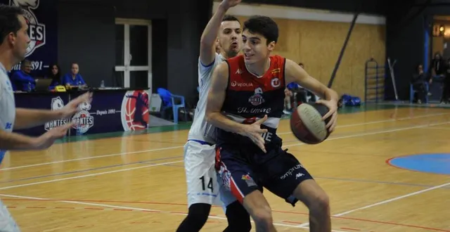 photo  louis gibey va enfin disputer son premier match officiel avec l’urb.  &copy;  photo : archives ouest-france 