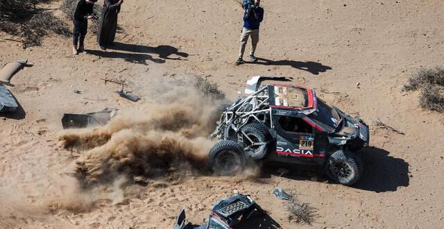 photo  malgré son accident et d’impressionnants tonneaux, sébastien loeb et son coéquipier ont pu repartir sur cette 3e étape du rallye dakar.  ©  photo : florent gooden / afp 