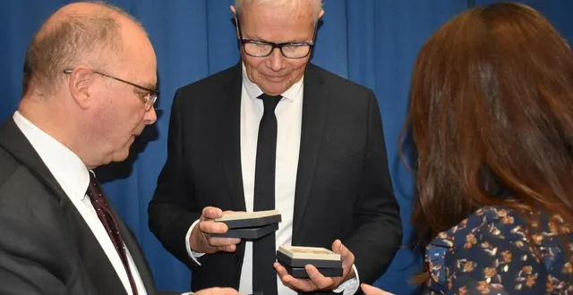 photo  emmanuel aubry, préfet de mamers, remet la médaille de maire honoraire à joël méténier.  &copy;  le maine libre 