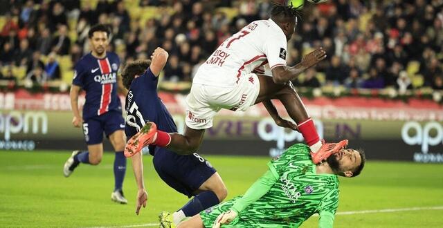 photo  wilfried singo aurait dû recevoir un carton rouge pour son geste sur gianluigi donnarumma, selon la direction de l’arbitrage de la fff.  ©  photo : valery hache / afp 