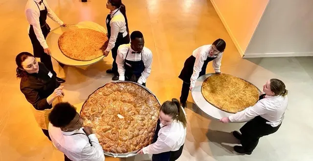 photo  les galettes ont été découpées et servies par des élèves de l’école de production agapè anjou.  &copy;  co – anthony pasco 