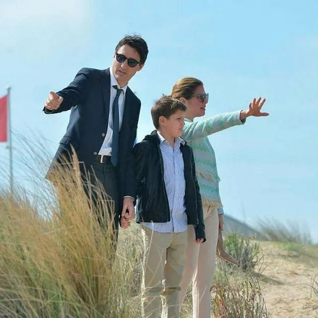 photo le premier ministre canadien justin trudeau en famille sur la plage de juno beach, à courseulles (calvados), le 10 avril 2017.  ©  archives jonathan konitz / ouest-france