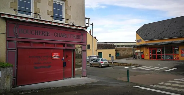 photo  la boucherie-charcuterie, fermée depuis plusieurs années (à gauche) et l’épicerie multiservice viveco.  &copy;  ouest-france 