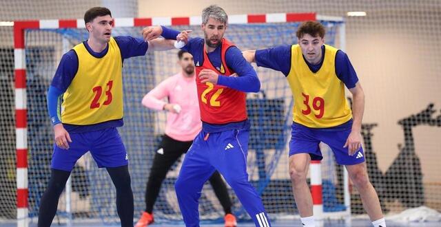 photo  après avoir cédé le brassard à ludovic fabregas (à gauche), luka karabatic entend accompagner les plus jeunes, comme thibaud briet (à droite), tout en montrant qu’il est encore utile sur le terrain, pour ce qui pourrait être sa dernière compétition.  ©  photo : kévin domas 