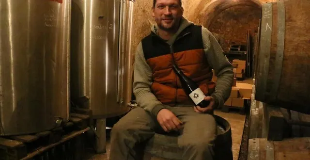 photo  adrien delval dans sa cave, sur les hauteurs de lhomme (sarthe).  &copy;  ouest-france. 