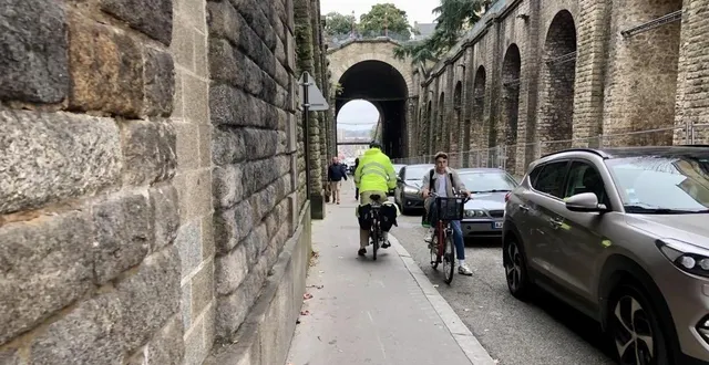 photo  circulation difficile des cyclistes, dans le tunnel au mans, durant l’automne 2024. le tunnel ne rouvrira complètement qu’en mars 2025.  &copy;  archives le maine libre 