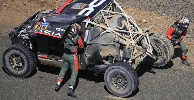 photo  sébastien loeb ne peut pas poursuivre la course après son accident.  ©  photo : valery hache/ afp 