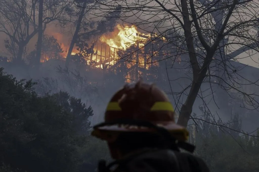 Évacuations aux portes de Los Angeles, menacée par un incendie et des