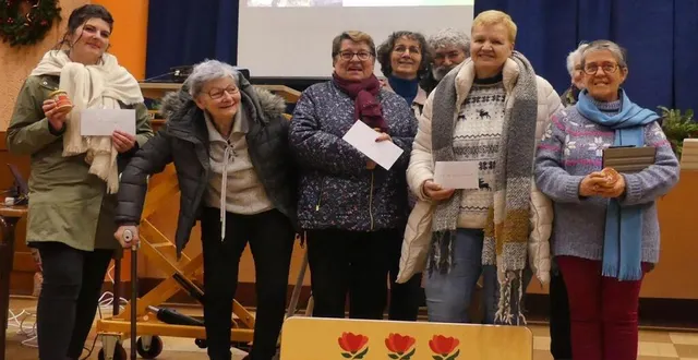 photo  les lauréats ont reçu des bons d’achat pour continuer à fleurir la commune.  &copy;  ouest-france 