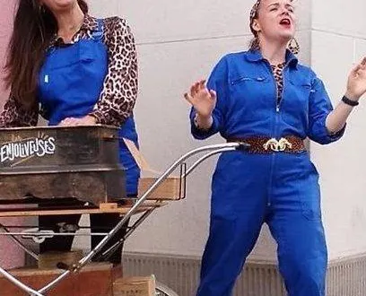 photo  les enjoliveuses ouvriront le bal.  &copy;  les enjoliveuses. 