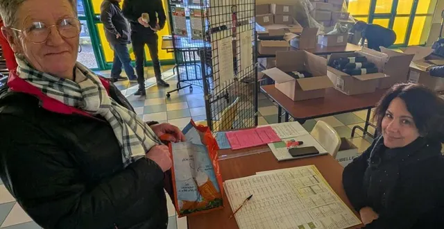 photo  la municipalité procède à la distribution des sacs-poubelle.  &copy;  ouest-france 