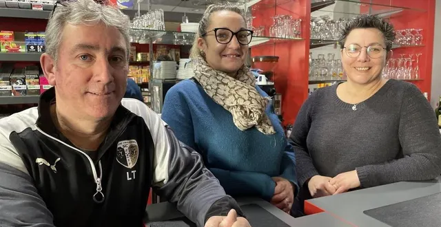 photo  tony lasseur cède le bar-tabac le fléchois à vanessa et natacha richard.  &copy;  le maine libre 