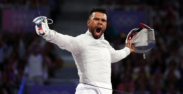 photo bolade apithy célèbre pendant le match pour la médaille de bronze du sabre masculin par équipe entre l’équipe de la république islamique d’iran et l’équipe de france lors des jeux olympiques paris 2024 au grand palais, le 31 juillet 2024. © photo : esla / afp