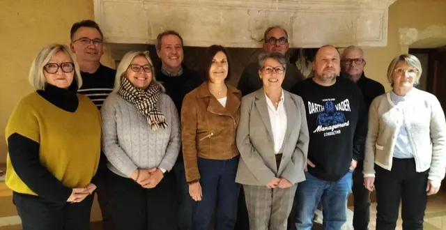 photo  nathalie leroy-duprey, maire de la commune nouvelle, entourée de ses adjoints.   &copy;  le maine libre 