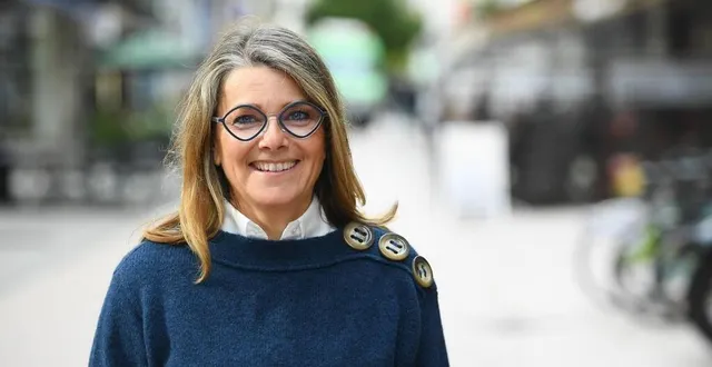 photo  laurice collin-treisser préside les vitrines d’angers  &copy;  archives co - josselin clair 