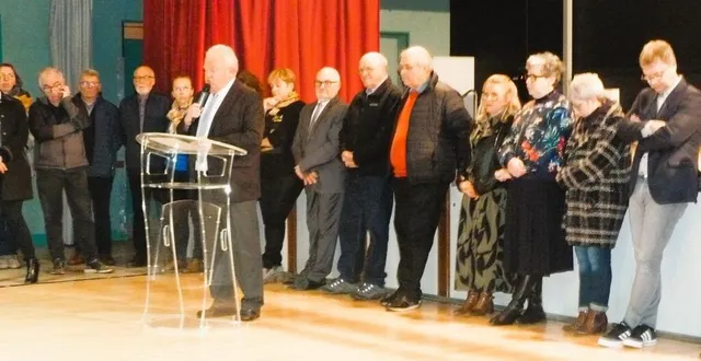 photo  entouré du conseil municipal, le maire dominique flament expose à ses concitoyens le bilan de l’année, mais surtout présente les projets pour 2025  &copy;  ouest-france. 