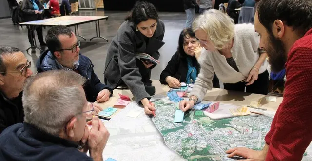 photo  accompagnés par des étudiants en urbanisme, les habitants étaient répartis sur différentes tables pour participer à une sorte de jeu de plateau sur le futur du centre-ville de sablé-sur-sarthe, mardi 7 janvier, salle madeleine-marie.  &copy;  ouest-france 
