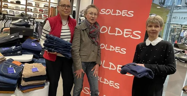 photo  valérie gautier, dominique girard et dominique garreau, de la boutique repères, passage du commerce au mans (sarthe), soldent jusqu’à 40 %.  &copy;  ouest-france 