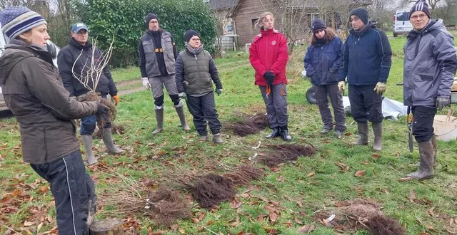 photo  à gauche, perrine prével, animatrice à la société coopérative d’intérêt collectif bois bocage énergie, explique, aux adultes en formation, comment préparer les plants des différentes essences pour la plantation. à droite, emmanuel constantin, formateur à la maison familiale rurale (mfr) de la ferté-macé.  &copy;  ouest-france 
