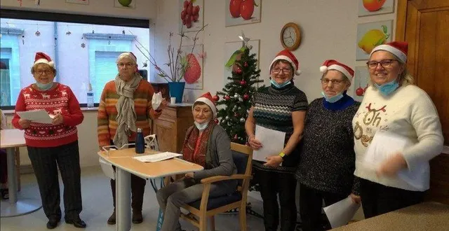 photo  une partie des chanteuses à l’ehpad, pour le plus grand plaisir des résidents.  &copy;  le maine libre 