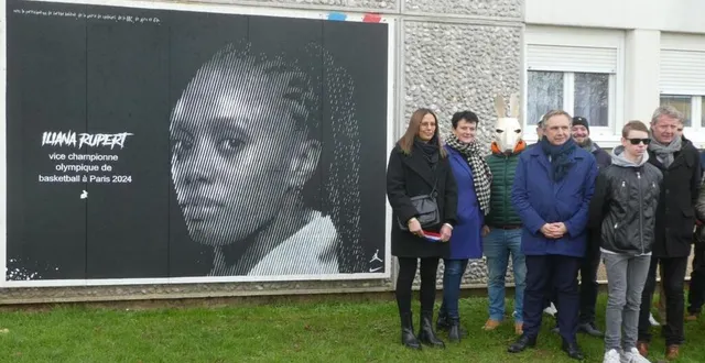 photo  elham rupert, à gauche, claire lemercier, lapin blanc, christophe rouillon, maire, illario et jean-françois alisse, lors de l’inauguration du portrait d’iliana rupert au 1, boulevard saint-germain.  &copy;  ouest-france 