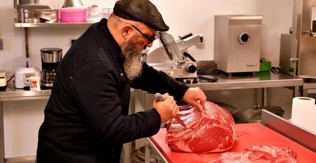 photo  didier inger, boucher-charcutier-traiteur, dans son laboratoire à saint-aubin-sur-algot.  &copy;  ouest-france 