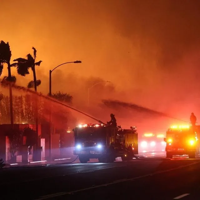 photo les pompiers continuent de lutter contre l’incendie de palisades alors que les flammes font rage à los angeles, californie, états-unis, le 9 janvier 2025.  ©  cal fire flickr / anadolu via afp