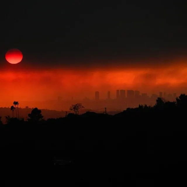 photo la fumée des incendies de forêt, dont l’incendie eaton et l’incendie palisades, à los angeles, en californie, le 8 janvier 2025.  ©  patrick t. fallon / afp