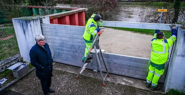 photo  des batardeaux sont installés ce jeudi après-midi - comme ici le 4 janvier 2024 en présence du maire stéphane le foll -, rue d’australie au mans, en prévision des débordements de la rivière sarthe.  &copy;  photo archives le maine libre - yvon loue 