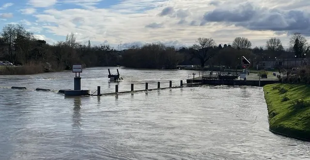 photo  jeudi 9 janvier 2025, vers 14 h, l’entrée de l’écluse de sablé-sur-sarthe était en passe d’être immergée alors que le débit de la rivière ne cessait de s’accentuer.  &copy;  ouest-france 