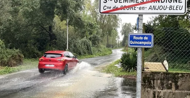 photo  des routes sont inondées en maine-et-loire.  &copy;  archives ouest-france 