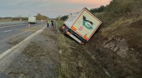 photo  le camion a fait une sortie de route, peu avant 17 h.  &copy;  dr 