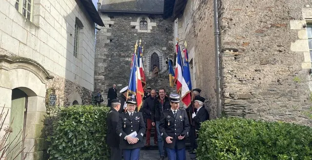 photo  une messe a été donnée à l’église notre-dame de béhuard, ici la colonelle virginie giudici et le commandant de compagnie bruno besnier.  &copy;  ouest-france 