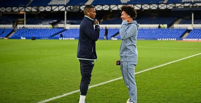 photo  ashley young et son fils tyler se sont retrouvés sur la pelouse avant le match de coupe d’angleterre opposant everton à peterborough.  ©  oli scarff / afp 