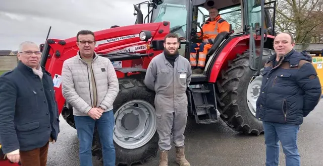 photo oizé. un nouveau tracteur aux services techniques 