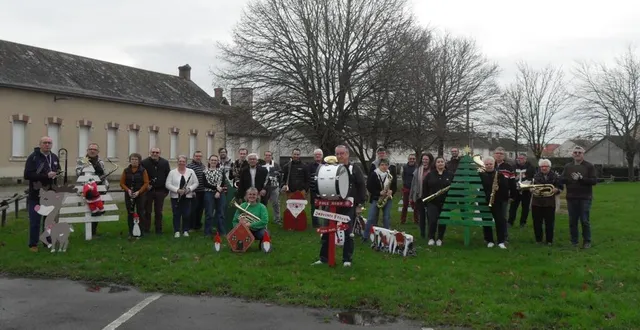 photo  après la répétition, les musiciens gais lurons prennent la pose dans la bonne humeur.  &copy;  le maine libre 