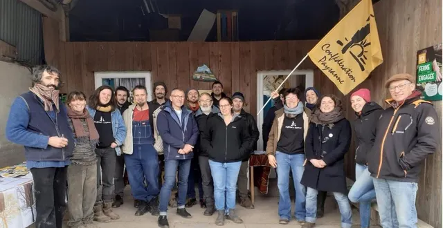 photo  la confédération paysanne rassemble des agriculteurs favorables à des fermes à taille humaine et à un revenu décent.  &copy;  ouest-france 