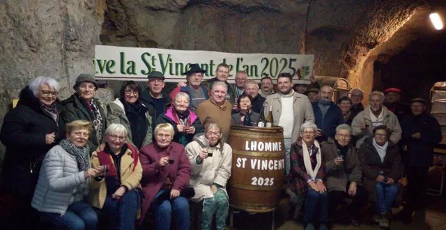 photo  le tonneau 2025 entouré des anciens, nouveau et futur présidents de la saint-vincent.  &copy;  ouest-france 