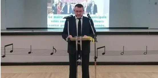 photo  c’est devant plus de 300 personnes, élus et habitants, que jean-yves lecoq, maire, a présenté ses vœux pour 2025.  &copy;  ouest-france 