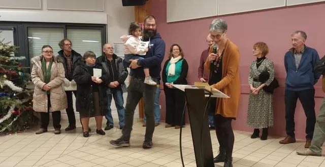 photo  opération « une naissance, un fruitier » : les dix-sept familles qui se sont agrandies sont invitées à venir planter un arbre.  &copy;  ouest-france 