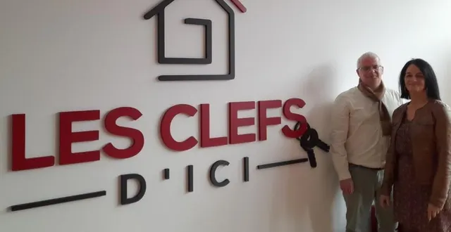 photo  eric et céline devant le logo qu’ils ont créé.  &copy;  le maine libre 