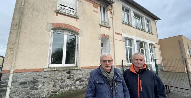 photo  le maire eric david (à gauche) et son adjoint hervé janvrin, devant le futur logement d’urgence, attenant à l’école.  &copy;  le maine libre 