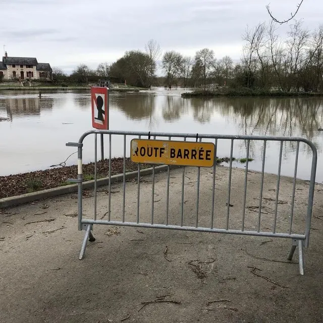 photo les crues des cours d'eau entraînent la fermetures de nombreuses routes.  ©  photo co