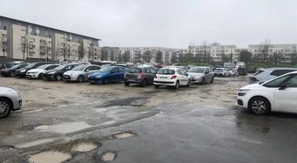 photo  à angers (maine-et-loire), en raison de la montée des eaux de la maine, l’accès au parking du théâtre le quai est actuellement fermé.  &copy;  ouest-france 