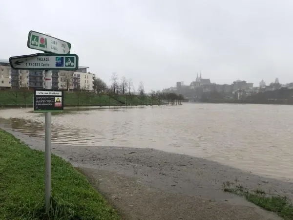 photo le quai eric-tabarly à angers (maine-et-loire) sous les eaux.  ©  ouest-france