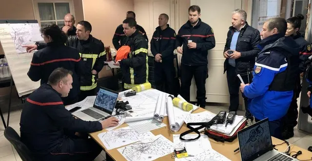 photo  les sapeurs-pompiers ont installé leur poste de commandement des opérations de secours à la mairie de la gierche, où une vingtaine d’habitants ont été évacués en raison de la crue de la sarthe.  &copy;  le maine libre 