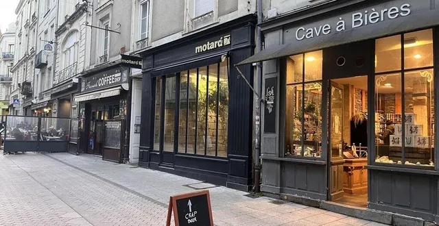 photo  rue saint-laud, à angers (maine-et-loire) la cave à bières va déménager à motard, et le french coffee shop va devenir un bar de bières artisanales.  &copy;  ouest-france 