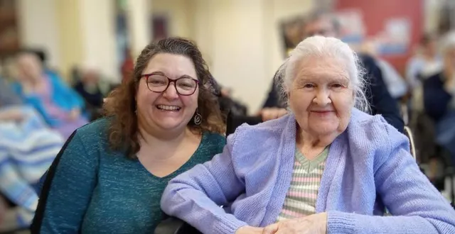 photo  andrée martin accompagné de madeline, animatrice de la résidence.  &copy;  ouest-france 